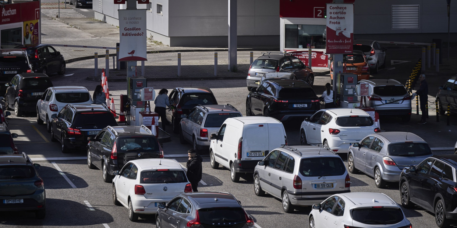 Nova fase da transição energética exige urgência nos transportes, indústria e edifícios, alerta AIE sobre Portugal