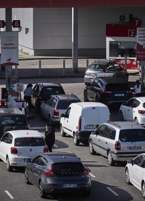 Nova fase da transi&ccedil;&atilde;o energ&eacute;tica exige urg&ecirc;ncia nos transportes, ind&uacute;stria e edif&iacute;cios, alerta AIE sobre Portugal